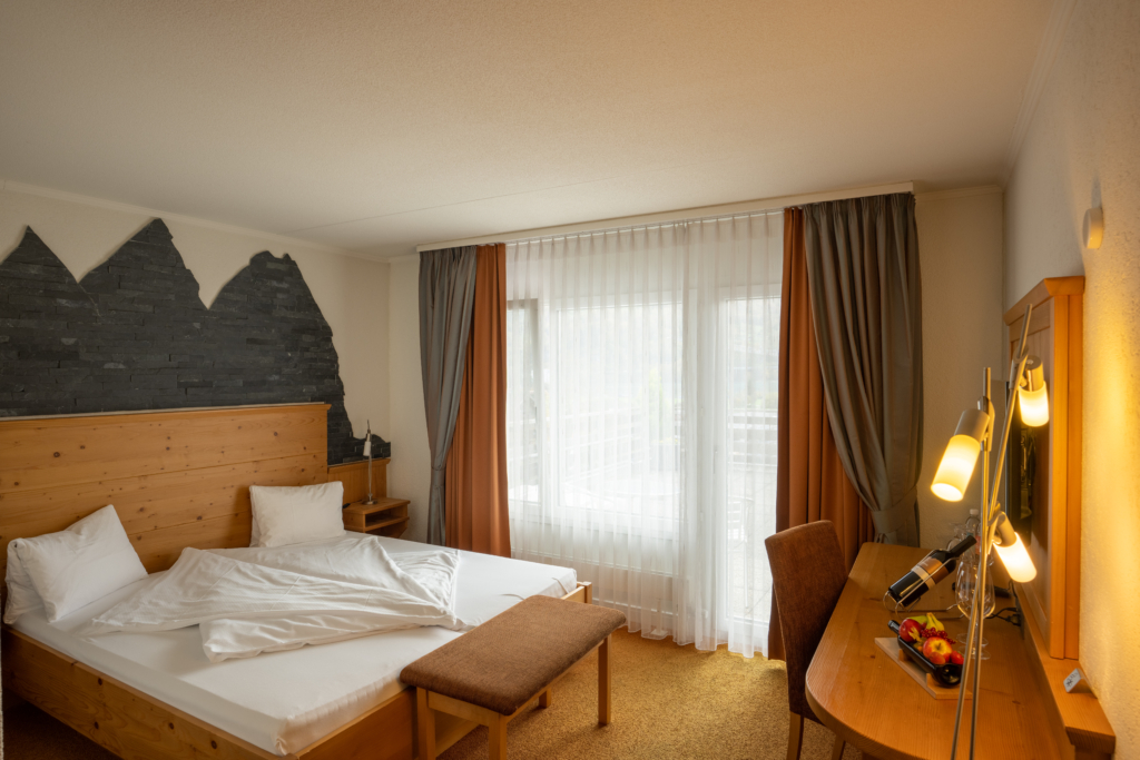 Hotel Brienz Doppelzimmer Holz und Stein